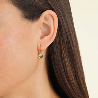 Wavey Coin Creolen Smaragdgrün leftcolumn