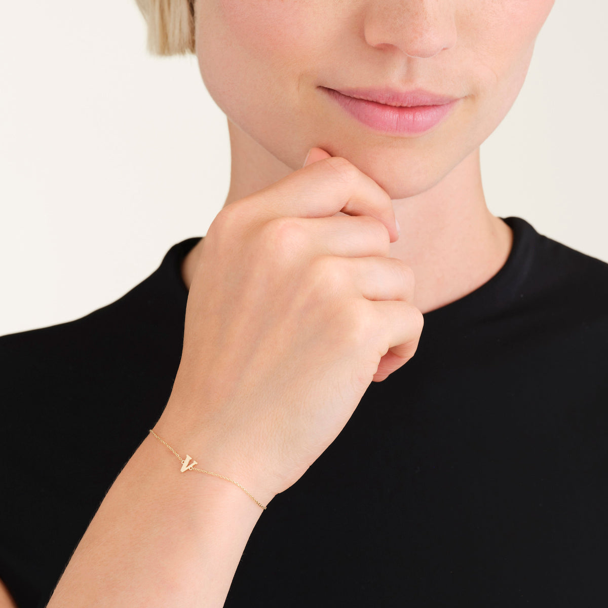 Initial Armband V leftcolumn